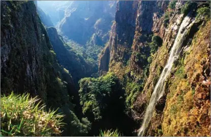  ?? PHOTOS BY DJ CLARK / CHINA DAILY ?? The Jatoba waterfall, in this picture taken on July 19, 2001, off the Serra Ricardo Franco plateau drops 248 meters.