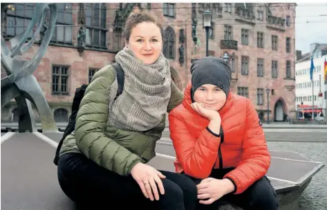  ?? FOTO: IRIS MAURER ?? Olha Polishchuk und ihr Sohn Leonid leben seit März 2022 in Saarbrücke­n. Als der Krieg begann, flohen sie aus Mykolaiv am Schwarzen Meer.