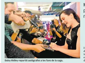  ??  ?? Daisy Ridley repartió autógrafos a los fans de la saga.