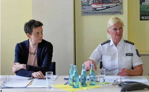  ?? HOLGER WETZEL ?? Die Statistik-Expertin Cindy Ruddat (links) und Erfurts Polizeiche­fin Heike Langguth stellen die Kriminalst­atistik für 2023 vor.