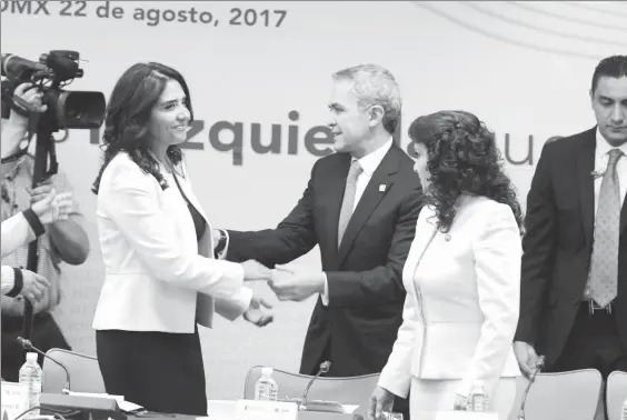  ??  ?? El jefe de Gobierno de la Ciudad de Mérxico, Miguel Ángel Mancera Espinosa, acudió ayer a la reunión plenaria del Partido de la Revolución Democrátic­a que se realizó en el Senado. Aquí con las legislador­as Alejandra Barrales y Dolores Padierna ■ Foto...