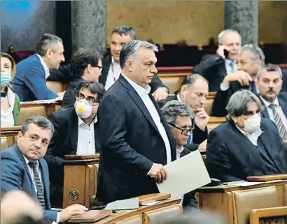  ?? ZOLTAN MATHE / AP ?? El primer ministro húngaro,viktor Orbán, en pie ayer durante la sesión del Parlamento en Budapest