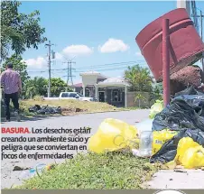  ??  ?? BASURA. Los desechos están creando un ambiente sucio y peligra que se conviertan en focos de enfermedad­es