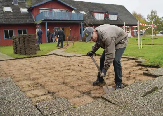  ?? Bild: JARI VÄLITALO ?? DANSK SJÖSTEN. Gunnar Danielsson plockade på sig plattor för att lägga på infarten till sitt hus.