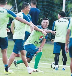  ??  ?? Marlon Licona demuestra el buen ambiente que hay en el Azul. La expulsión de Paz