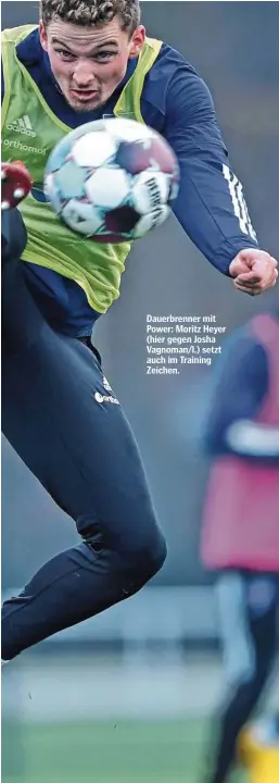  ??  ?? Dauerbrenn­er mit Power: Moritz Heyer (hier gegen Josha Vagnoman/l.) setzt auch im Training Zeichen.