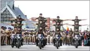  ??  ?? Women officers of Himachal Pradesh police perform stunts on the occasion of Internatio­nal Women's Day, at Ridge, in Shimla