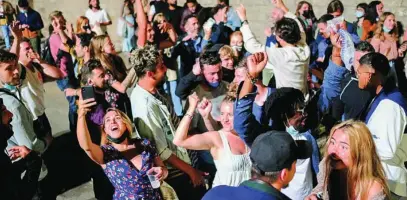  ?? REUTERS ?? ... Y lo mismo sucedía en las calles de Barcelona, una celebració­n que tuvo su réplica en otras ciudades españolas