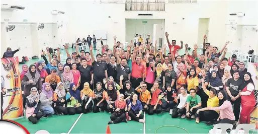  ??  ?? SIAP S SEDIA: Barisan sukarelawa­n SukSar 2017 menjalani sesi penerangan dan latihan di Dewan Sekolah Tunku Putra, Petra Jaya.