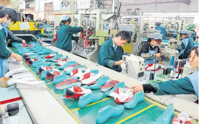  ?? AFP ?? Las empresas chinas se están transforma­ndo y robotizand­o