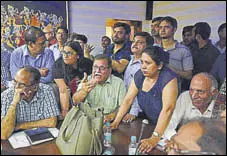  ?? VIRENDRA SINGH GOSAIN/HT PHOTO ?? Homebuyers in Amrapali's Zodiac housing project interact with the builders and Noida authority officials.