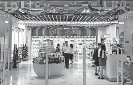  ?? CHU LIN / FOR CHINA DAILY ?? Consumers browse products at a duty-free shop in Wuhan, Hubei province.