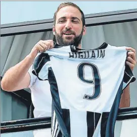  ?? FOTO: AP ?? Hereda el ‘9’ de Álvaro Morata Higuaín apreció en un balcón de la sede de la Juve