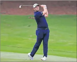  ??  ?? Jon Rahm ejecuta un golpe en el campo de Memphis.