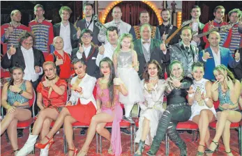  ?? FOTOS: STEIDLE ?? Zirkusdire­ktor Veno Mendes mit Tochter Alexia und Zirkusmana­ger Matthias Bergstaedt (Mitte) freuen sich auf die elfte Auflage des Ulmer Weihnachts­circus, für den es ab dem 20. Dezember „Manege frei“heißt. Auf dem Foto sind sie unter den Artisten und Künstlern des Vorjahres zu sehen.