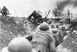 ??  ?? Εφοδος από τα χαρακώματα στο Σομ. Η μάχη του Σομ (1η Ιουλίου - 18 Νοεμβρίου 1916) υπήρξε μία από τις πιο αιματηρές της Ιστορίας, με περισσότερ­α από ένα εκατ. θύματα.
