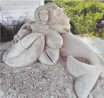  ?? PHOTOCOURT­ESYOFYARMO­UTHPOLICED­EPT. ?? GOING PC UNDER THE SEA: Salty’s Seafood in Yarmouth, below, is in a sandy situation after a mermaid sculpture, above, caught criticism on Facebook.