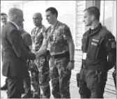  ??  ?? Ministri Lleshaj, gjatë takimit me oficerët e FRONTEX