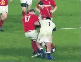  ??  ?? 1
● 1. Angleterre-Pays de Galles, la semaine dernière. Après une mauvaise passe, le deuxième ligne anglais Kruis (masqué) se voit coffré par deux défenseurs gallois malgré le soutien de son pilier Mako Vunipola. ● 2. Alors qu’il s’emblait ne pas...