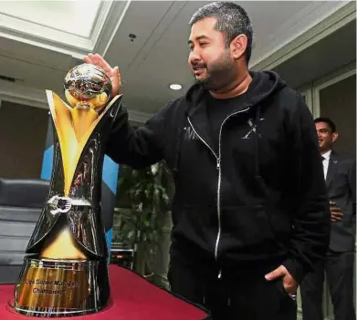  ??  ?? New and trendy: Football Associatio­n of Malaysia president Tunku Ismail Sultan Ibrahim looking at the new Malaysian Super League trophy during the unveiling ceremony in Johor Baru yesterday.