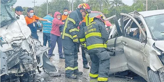  ?? REUTERS ?? Impacto. A la izquieda la combi y a la derecha el auto en el que viajaban los argentinos. En total hubo seis muertos y dos heridos.