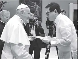  ??  ?? Sen. Bam Aquino presents to Pope Francis letters from members of the Philippine clergy as he asked the pontiff to pray for the country and poor Filipinos during a private audience in Rome, Italy yesterday. Aquino is the country’s representa­tive to the 9th Annual Meeting of the Internatio­nal Catholic Legislator­s Network.