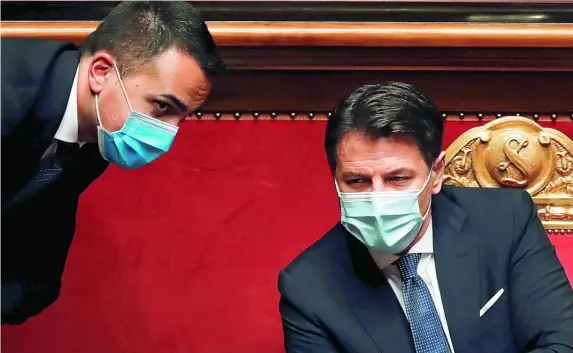  ?? REUTERS ?? El «premier» italiano, Giuseppe Conte, conversa con el ministro de Asuntos Exteriores, Luigi Di Maio, en el Parlamento