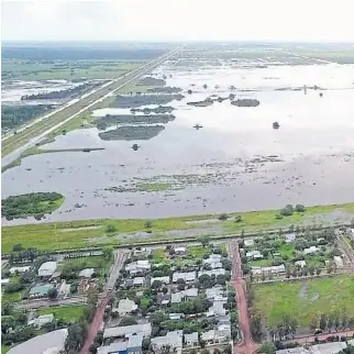  ??  ?? El agua amenaza campos y poblados en el norte santafesin­o