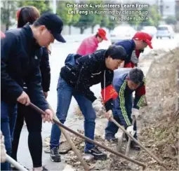  ??  ?? On March 4, volunteers Learn From Lei Feng in Kunming by cleaning up roadside rubble