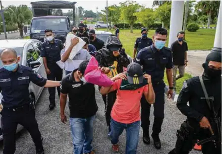  ?? (Foto Luqman Hakim Zubir/bh) ?? Lima individu termasuk seorang pegawai dan anggota polis dihadapkan ke Mahkamah Sesyen Alor Setar atas pertuduhan menyeludup 119 PATI Myanmar pada 24 Mei lalu.