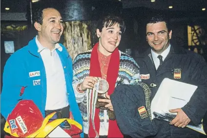  ?? FOTOS: EFE Y GETTY ?? Blanca Fernández Ochoa, junto a su hermano Francisco y su ex marido y entrenador, Daniele Fioretto, con la medalla de bronce del slalom de los Juegos Olímpicos de Albertvill­e 1992, prueba a la que correspond­e la foto de la derecha