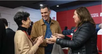  ?? ?? ► El presidente del gobierno español Pedro Sánchez, aquí junto a la senadora Isabel Allende y la presidenta del PS Paulina Vodanovic, llegará a Chile este jueves.