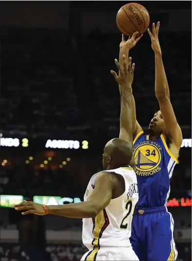  ?? STACY REVERE – GETTY IMAGES ?? Coach Steve Kerr said Shaun Livingston, right, was a key contributo­r in the Warriors’ Game 3playoff win over the Pelicans in 2015.