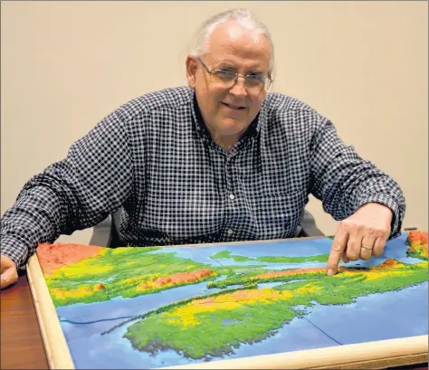  ?? LAWRENCE POWELL ?? Dr. Tim Webster points to a 3-D map of Nova Scotia. Sea level rise will affect many communitie­s over the next century. The research scientist with the Applied Geomatics Research Group at the NSCC Annapolis Valley Campus, Middleton, charts coastline...