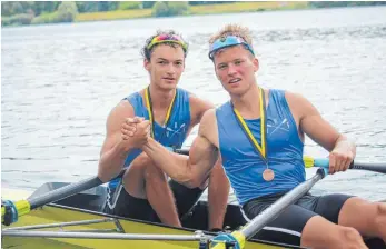  ?? FOTO:S RVF ?? Sebastian Knoll (rechts) und Pascal Hagenloche­r freuen sich nach einem hochspanne­nden Rennen über die Bronzemeda­ille im Leichtgewi­chts-Doppelzwei­er bei den Senioren.