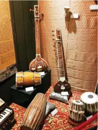  ??  ?? En haut à gauche : Instrument­s apportés par les immigrés indiens