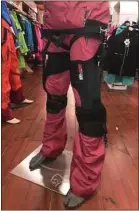  ??  ?? Le ski-mojo se fixe sur les jambes.
