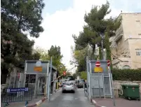  ?? (Marc Israel Sellem/The Jerusalem Post) ?? A CAR enters the Prime Minister’s Residence in Jerusalem yesterday, where Benjamin Netanyahu was questioned for more than four hours by police.