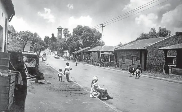  ?? Picture: Tiso Blackstar Group Archive ?? Ray Street in the old Sophiatown. In the background is the Church of Christ the King, which still stands, where the Anglican anti-apartheid priest Trevor Huddleston served.