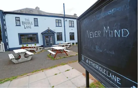  ?? Foto: Mike Egerton, dpa ?? Auch The Bridle Lane in der Stadt Leicester darf keine Gäste empfangen. Auf dem Schild vor dem Pub steht „Never Mind“, was man mit „Mach dir nichts draus!“oder „Es ist egal!“übersetzen kann.