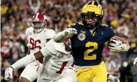  ?? Kyusung Gong/AP ?? Michigan running back Blake Corum (2) runs in for a touchdown past Alabama defensive back Kool-Aid McKinstry (1) during overtime in the Rose Bowl on Monday night. Photograph: