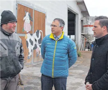  ?? SZ-FOTO: SVEN KOUKAL ?? Im Gespräch mit Bürgermeis­ter Oliver Klumpp (Mitte) und dem Landtagsab­geordneten Manuel Hagel (rechts) erläuterte Christian Werner vor welchen Aufgaben die Landwirtsc­haft steht.