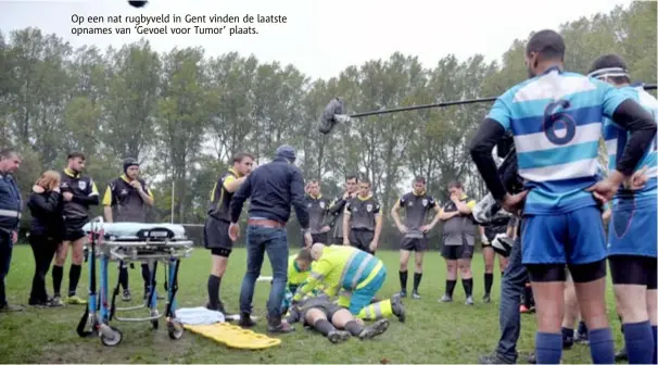  ??  ?? Op een nat rugbyveld in Gent vinden de laatste opnames van ‘Gevoel voor Tumor’ plaats.