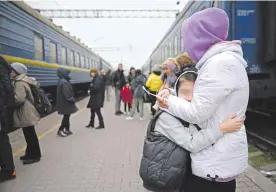  ?? ?? Cientos de civiles siguen huyendo de la asediada Mariupol y se refugian en otras ciudades del país
