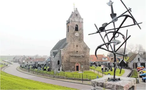  ?? FOTOS: DPA ?? Die Kirche in Wierum stammt aus dem 11. Jahrhunder­t, in unmittelba­rer Nachbarsch­aft steht moderne Kunst.