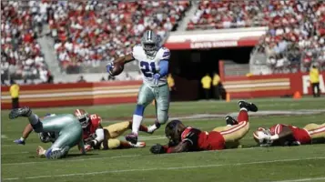  ?? MARCIO JOSE SANCHEZ, THE ASSOCIATED PRESS ?? Dallas Cowboys running back Ezekiel Elliott (21) runs against the San Francisco 49ers in the first half in Santa Clara, Calif., on Sunday. Elliott piled up 219 yards from scrimmage and scored three touchdowns.