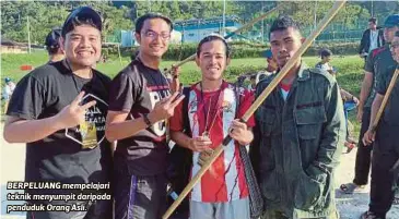  ??  ?? BERPELUANG mempelajar­i teknik menyumpit daripada penduduk Orang Asli.