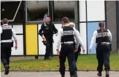  ?? Foto: Emmanuel Letreulle ?? Die Polizei riegelte das Gymnasium in Bourges ab, in dem auch Austauschs­chüler aus Augsburg waren.