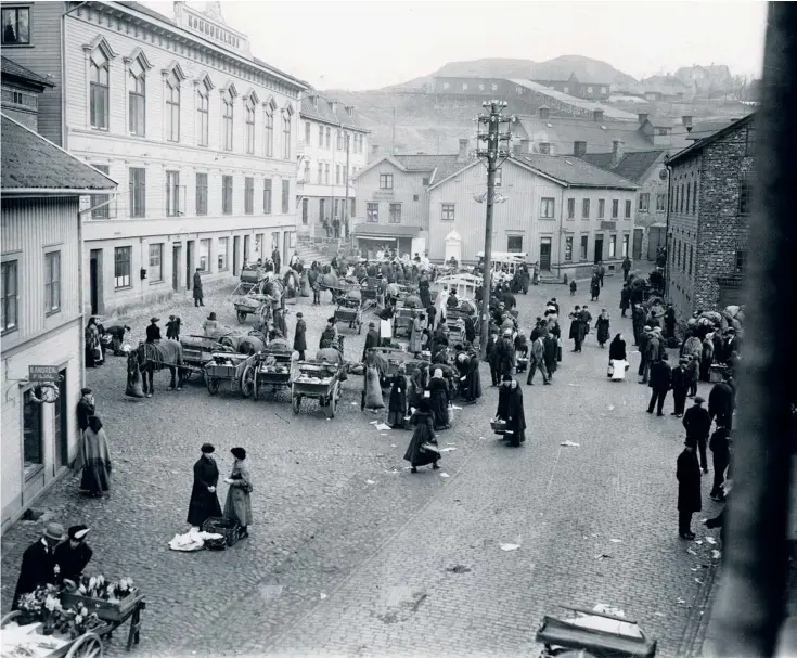  ?? BILDER: MÖLNDALS STADSMUSEU­M ?? Gamla torget. Mölndals första stadshus ligger till vänster i bild, 1921.