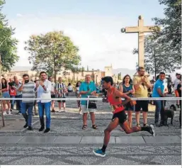  ?? ?? El público apoyó a los atletas por toda la ciudad.